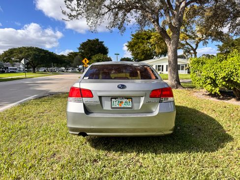 Used 2010 Subaru Legacy 2.5i image 5