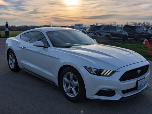 Used 2017 Ford Mustang Coupe image 4