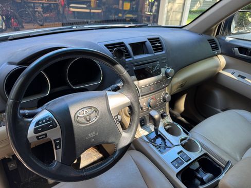 Used 2012 Toyota Highlander SE w/ Tow Pkg AWD/4WD image 10