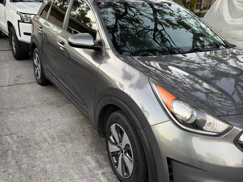 Used 2017 Kia Niro LX image 6