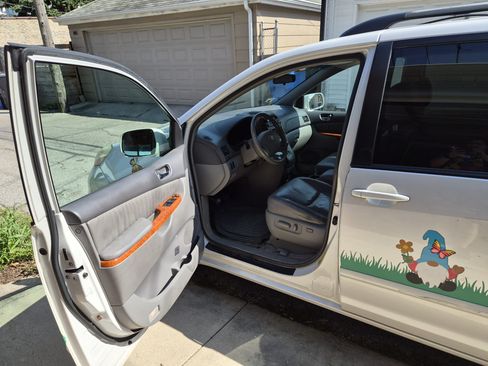 Used 2006 Toyota Sienna XLE w/ XLE Pkg 7 FWD image 14
