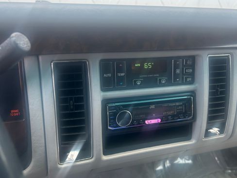 Used 1993 Cadillac Fleetwood Sedan RWD image 16