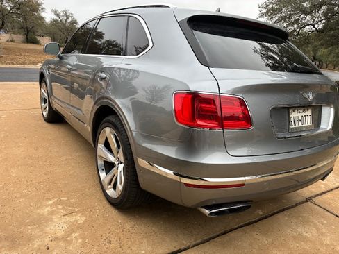 Used 2018 Bentley Bentayga Onyx Edition image 4