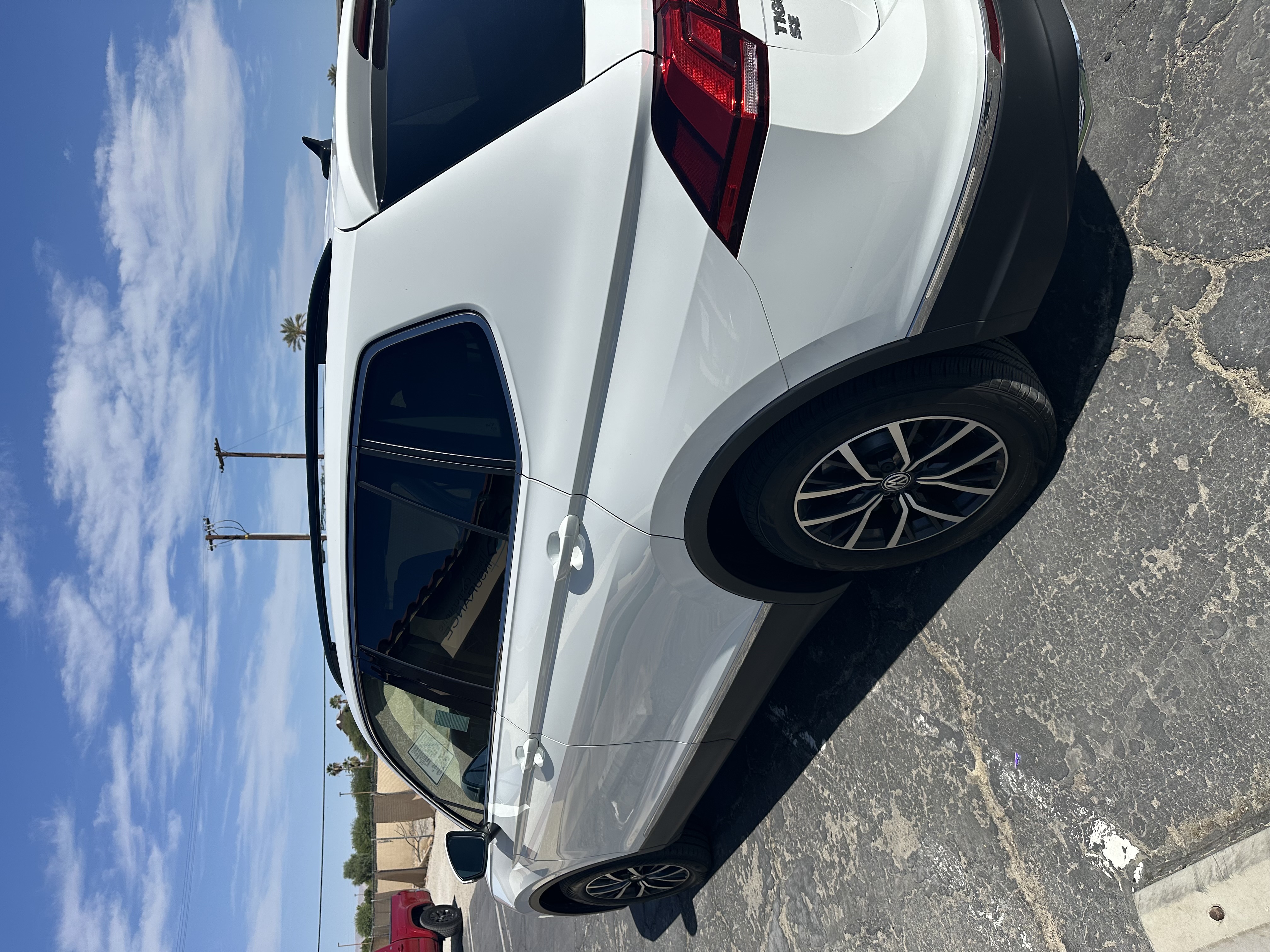 Used 2020 Volkswagen Tiguan SE w/ Panoramic Sunroof Package FWD image 9