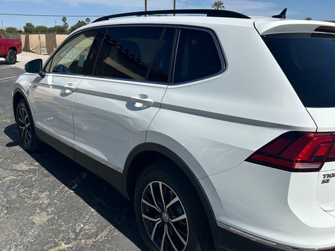 Used 2020 Volkswagen Tiguan SE w/ Panoramic Sunroof Package FWD image 9