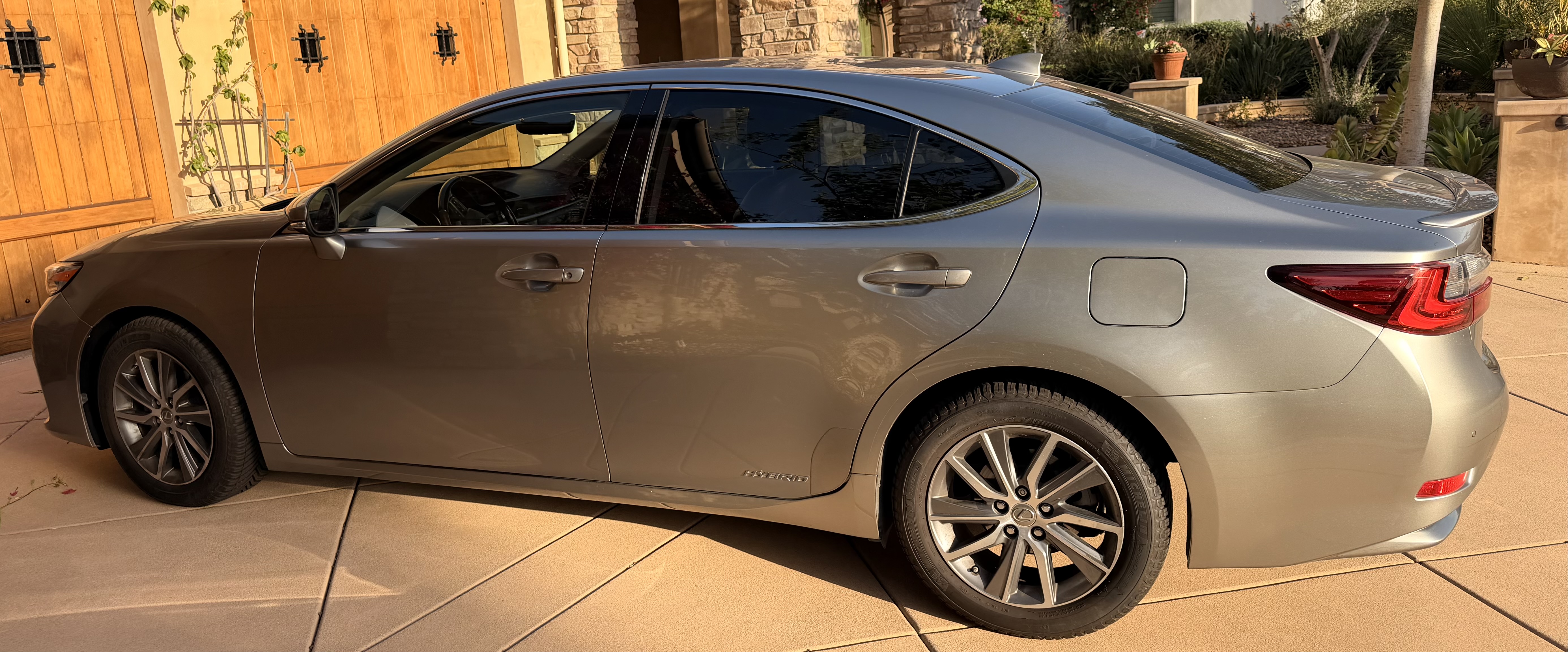 Used 2016 Lexus ES 300h w/ Luxury Package w/Wood Trim FWD image 4