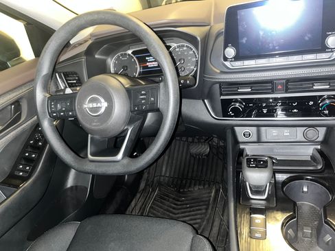 Used 2023 Nissan Rogue S image 11