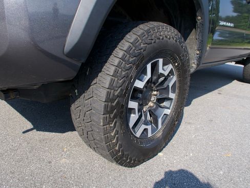 Used 2020 Toyota Tacoma TRD Off-Road AWD/4WD image 31