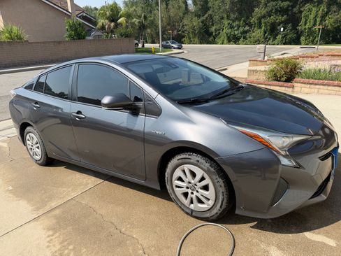 Used 2017 Toyota Prius Two w/ Carpet Mat Package FWD image 5