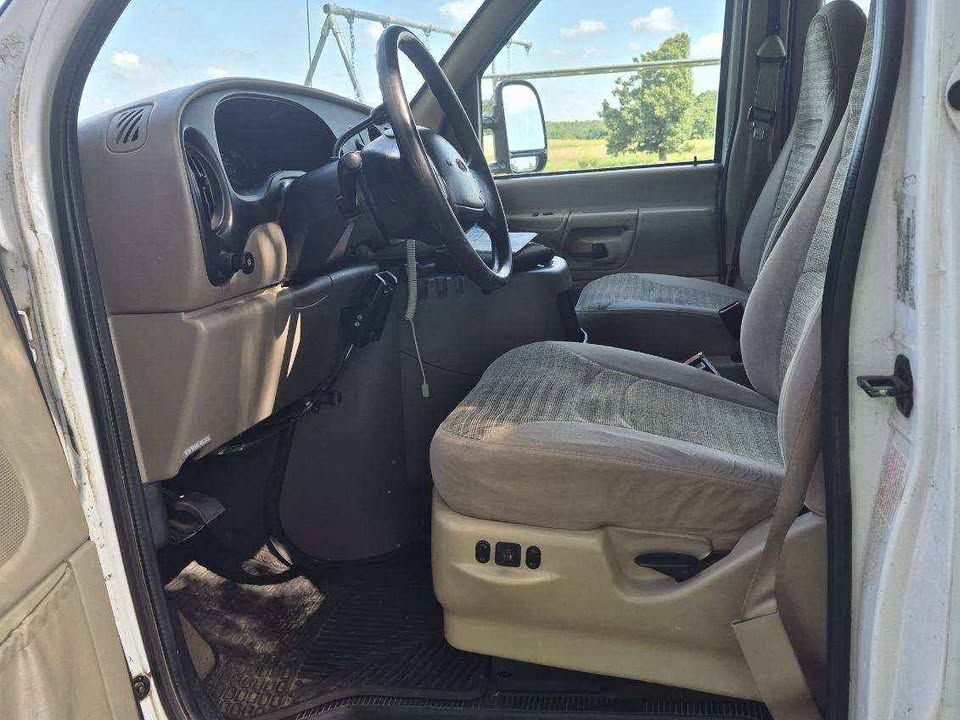 Used 2000 Ford E-350 and Econoline 350 Wagon RWD image 10