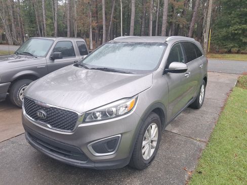 Used 2017 Kia Sorento LX w/ LX Convenience Package image 12