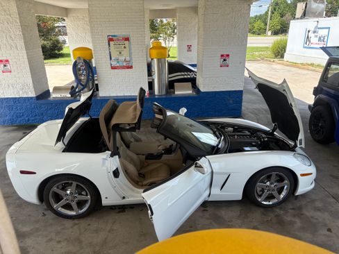 Used 2007 Chevrolet Corvette Convertible w/ Preferred Equipment Group RWD image 21