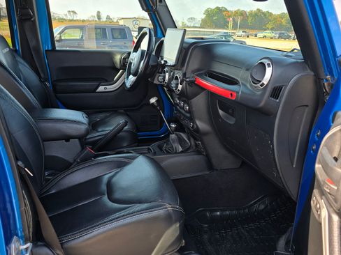 Used 2016 Jeep Wrangler Unlimited Rubicon image 9