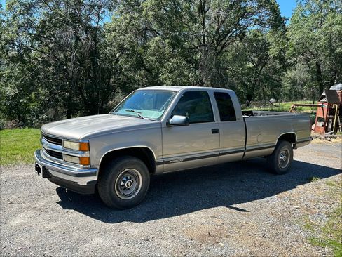 Used 1998 Chevrolet Silverado 2500 2WD Extended Cab w/ Preferred Equipment Group 2 image 2