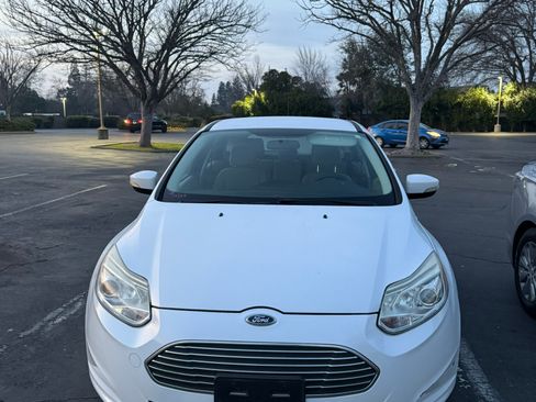 Used 2017 Ford Focus Electric Hatchback image 2