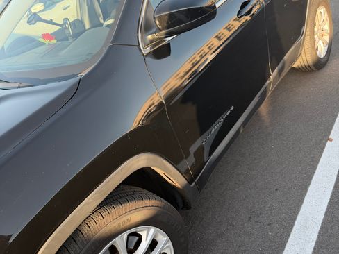 Used 2019 Jeep Cherokee Latitude w/ Cold Weather Group image 4