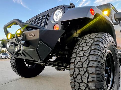 Used 2016 Jeep Wrangler Sahara w/ Connectivity Group AWD/4WD image 16