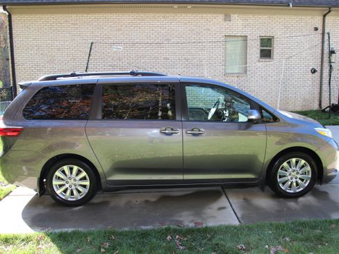 Used 2017 Toyota Sienna Limited image 9