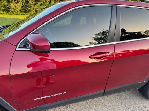 Used 2015 Jeep Cherokee Limited w/ Luxury Group image 2