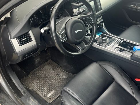 Used 2018 Jaguar XF Premium image 4