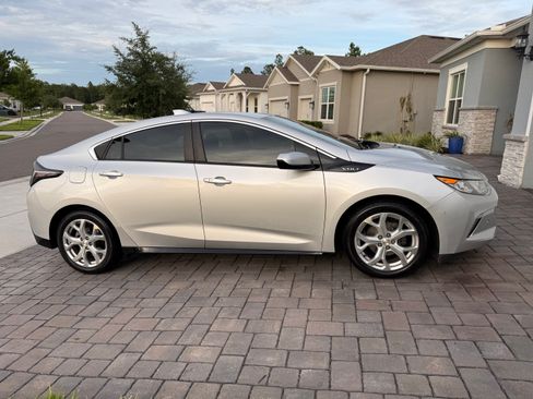 Used 2017 Chevrolet Volt Premier w/ Driver Confidence II Package FWD image 18