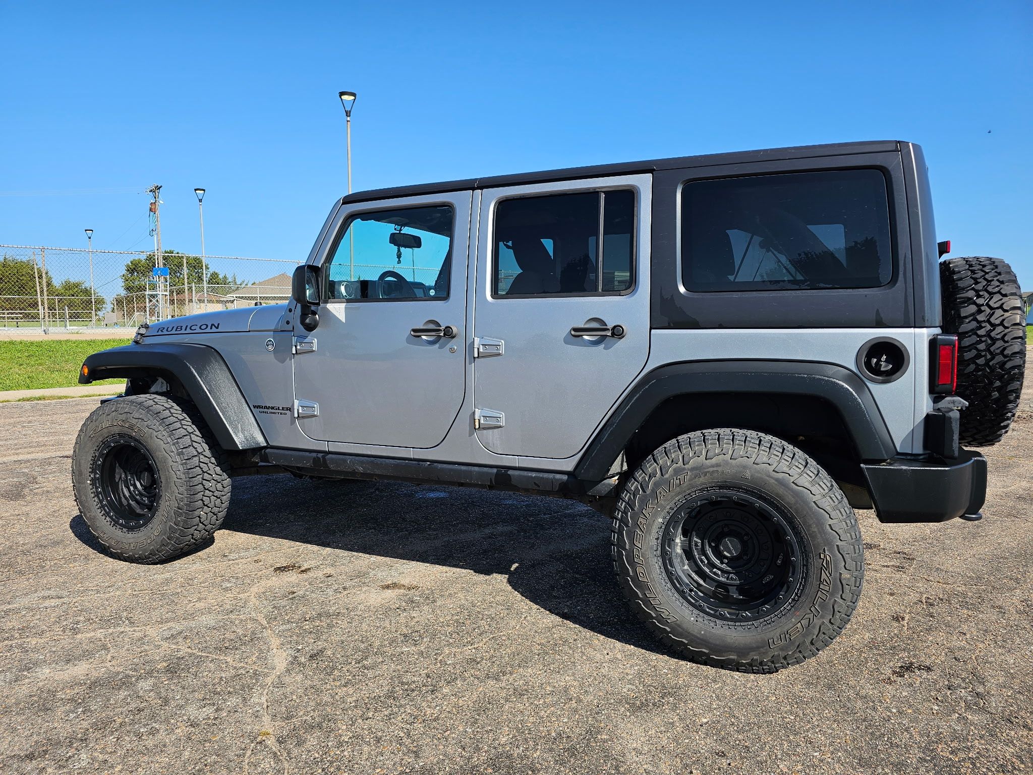 Used 2015 Jeep Wrangler Unlimited Rubicon w/ Connectivity Group AWD/4WD image 10