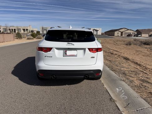 Used 2018 Jaguar F-PACE Premium image 6
