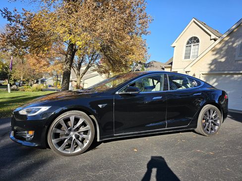 Used 2019 Tesla Model S Standard Range image 1