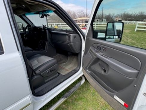 Used 2005 Chevrolet Silverado 2500 LT w/ Heavy-Duty Power Package image 12