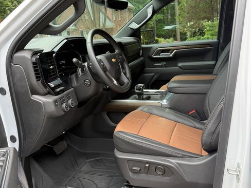 Used 2025 Chevrolet Silverado 1500 High Country w/ High Country Premium Package AWD/4WD image 11