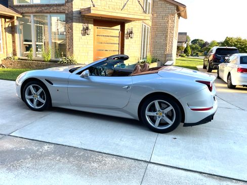 Used 2015 Ferrari California T image 1