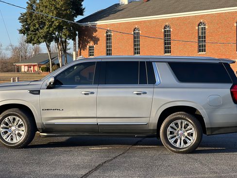 Used 2023 GMC Yukon XL Denali image 11