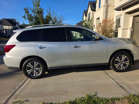 Used 2020 Nissan Pathfinder SL image 2