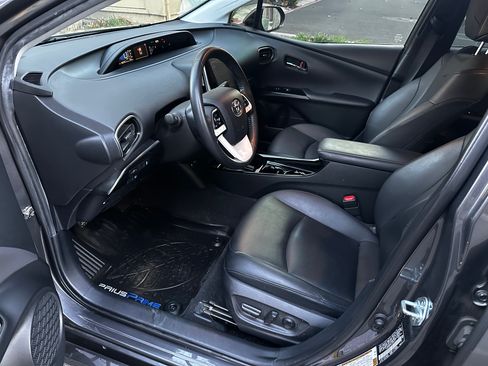 Used 2018 Toyota Prius Prime Premium image 15
