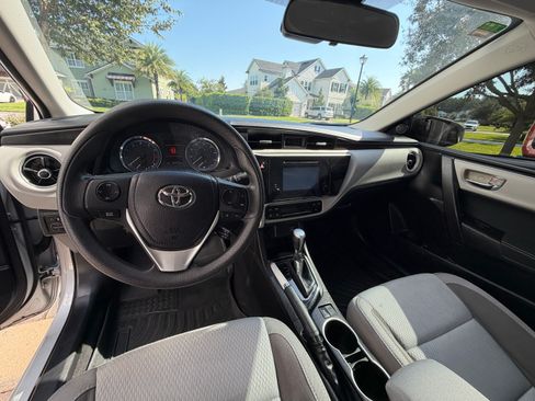 Used 2018 Toyota Corolla LE FWD image 2