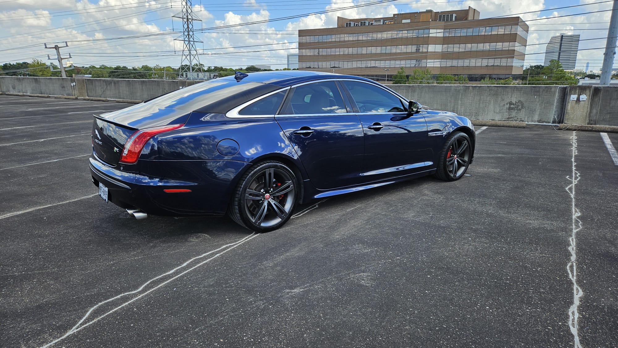 Used 2014 Jaguar XJ R RWD image 2