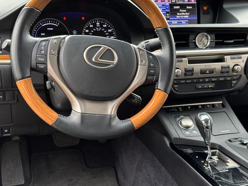 Used 2013 Lexus ES 300h image 11