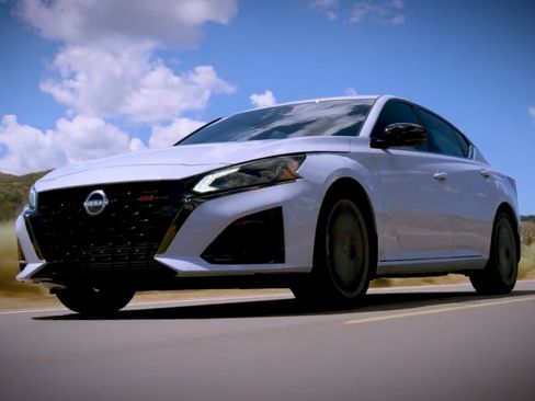 Used 2025 Nissan Altima 2.5 SR w/ SR Premium Package image 4