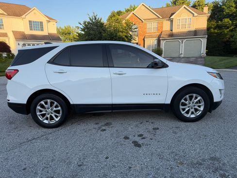 Used 2019 Chevrolet Equinox LS w/ LS Convenience Package FWD image 9