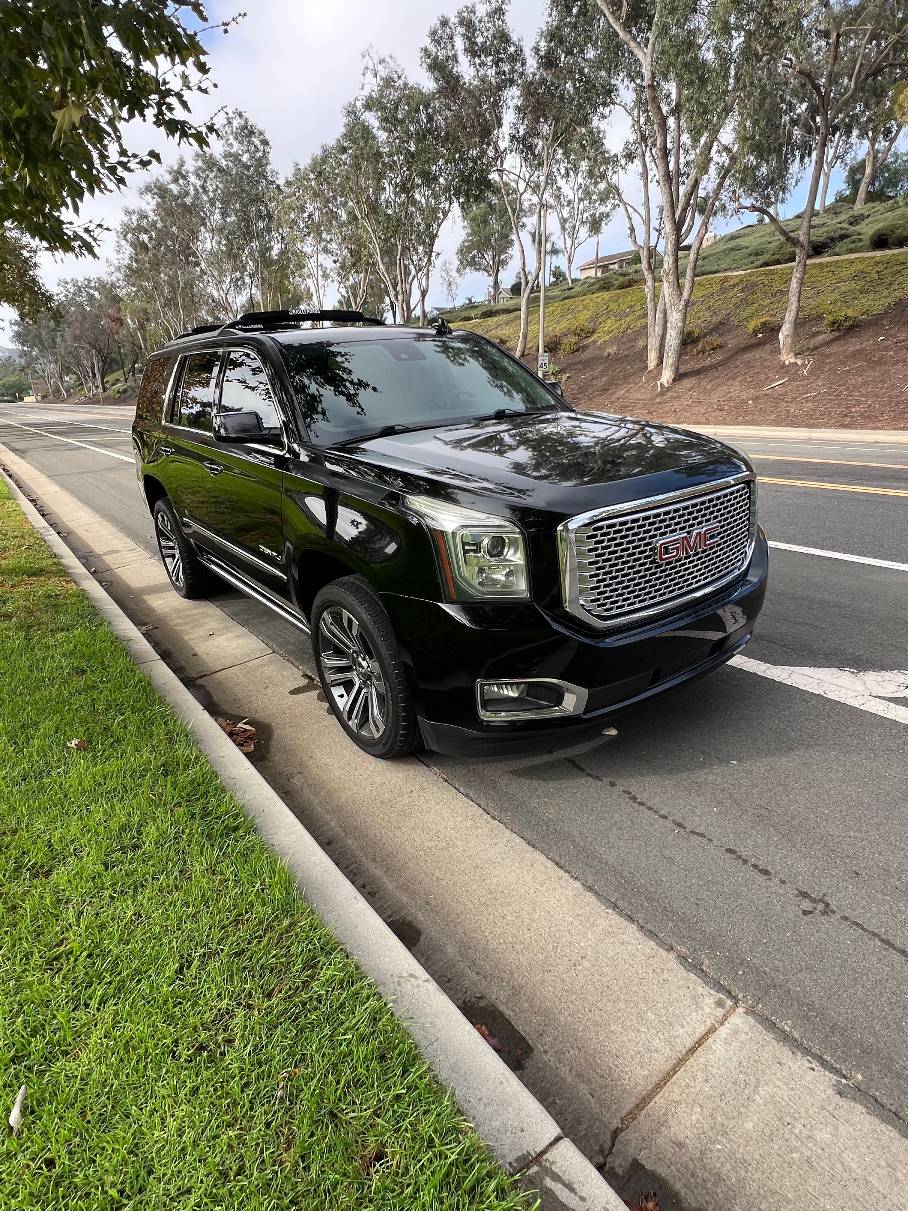 Used 2017 GMC Yukon Denali w/ Open Road Package AWD/4WD image 4