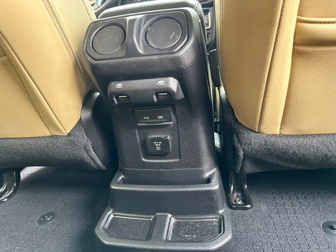 Used 2019 Jeep Wrangler Unlimited Sahara image 23