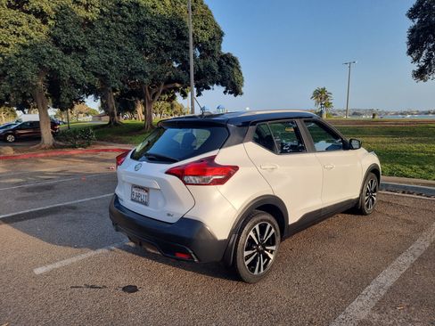 Used 2018 Nissan Kicks SV FWD image 4