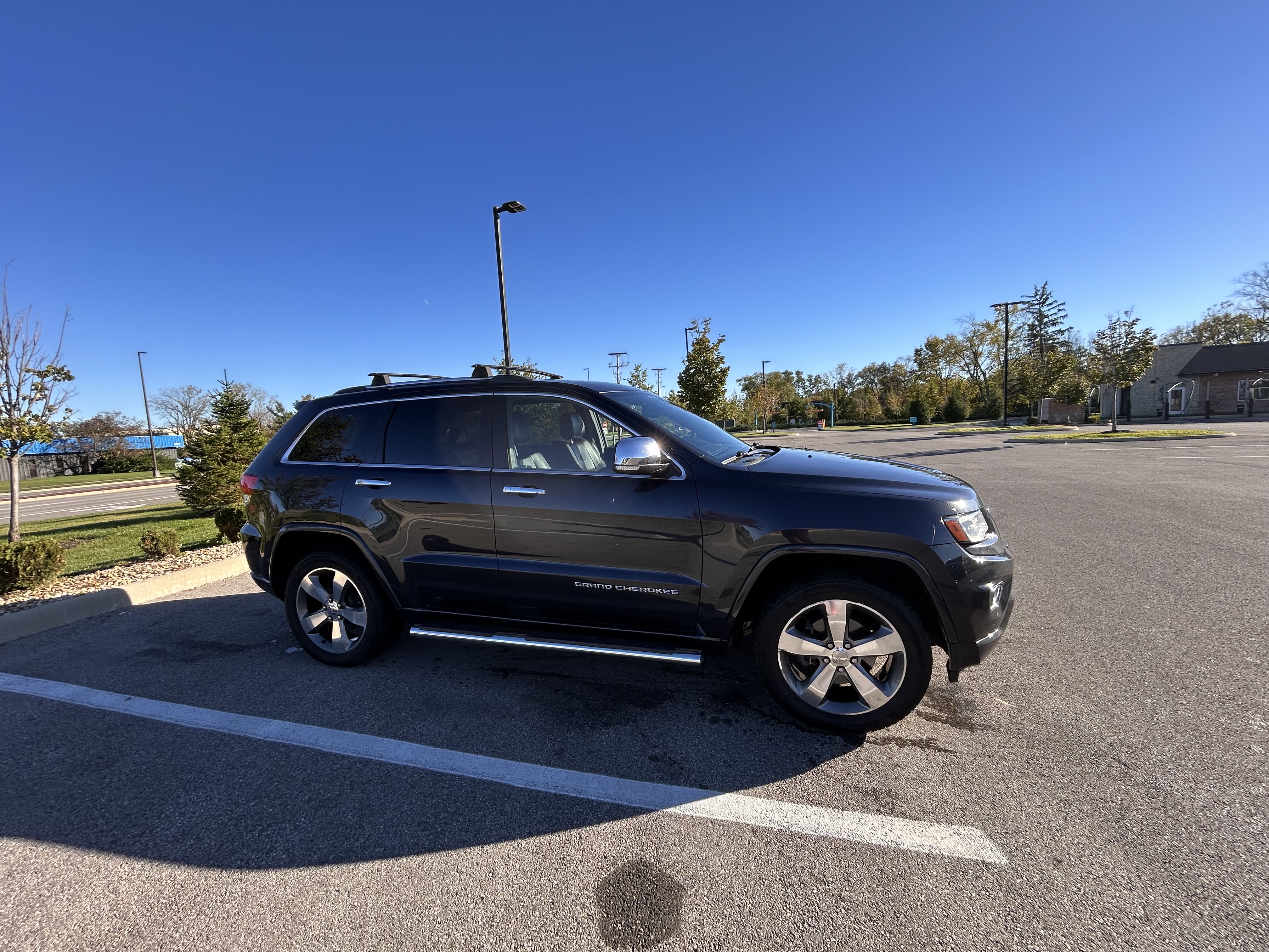 Used 2014 Jeep Grand Cherokee Overland AWD/4WD image 2