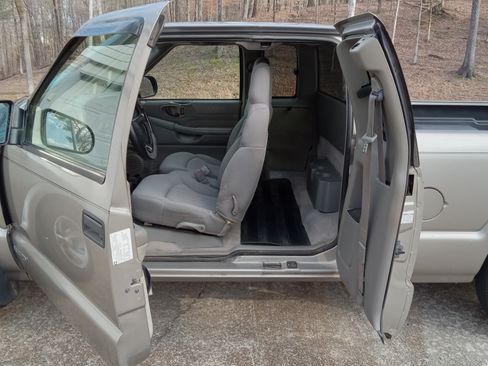 Used 2003 Chevrolet S10 Pickup LS image 2