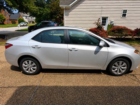 Used 2015 Toyota Corolla LE FWD image 10