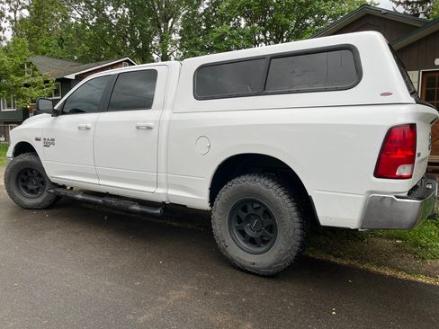 Used 2019 RAM 1500 Classic SLT AWD/4WD image 2