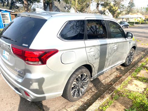 Used 2018 Mitsubishi Outlander SEL image 2