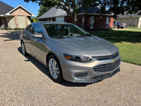 Used 2017 Chevrolet Malibu LT w/ Leather Package FWD image 6