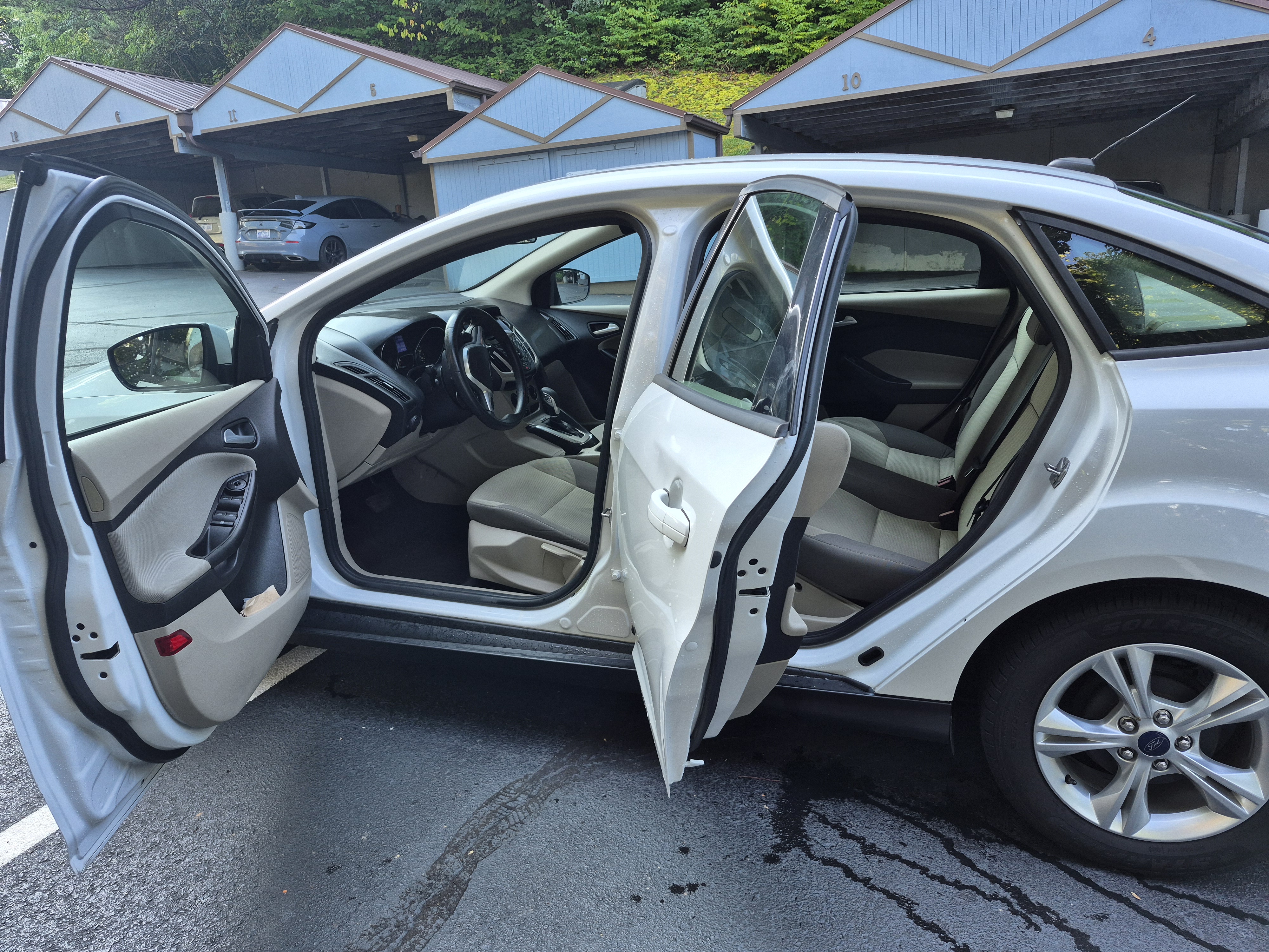 Used 2013 Ford Focus SE w/ SE Winter Pkg FWD image 9