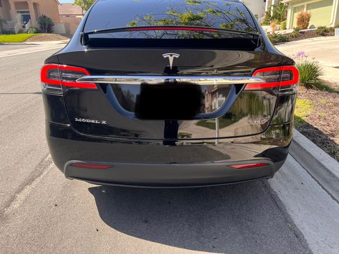 Used 2018 Tesla Model X 75D image 11